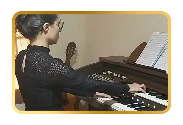 Dieila Porto tocando órgão. Professora de órgão. Aprenda a tocar órgão do zero